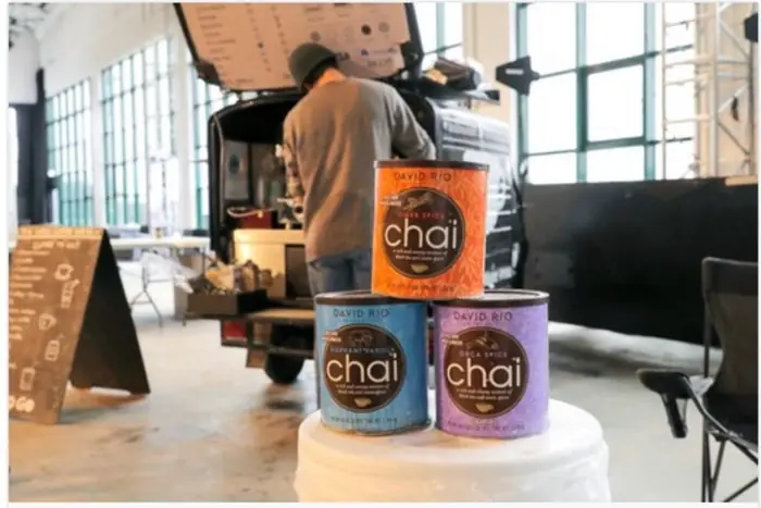 Dåser med chai-pulver stillet frem ved den mobile kaffebar
