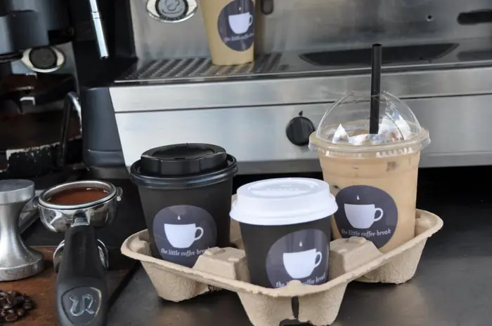 Iskaffe og varm kaffe to go i bakke med logo
