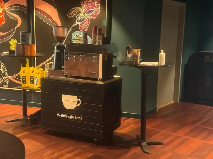 Mobil kaffebar med logo opstillet som stand ved et arrangement